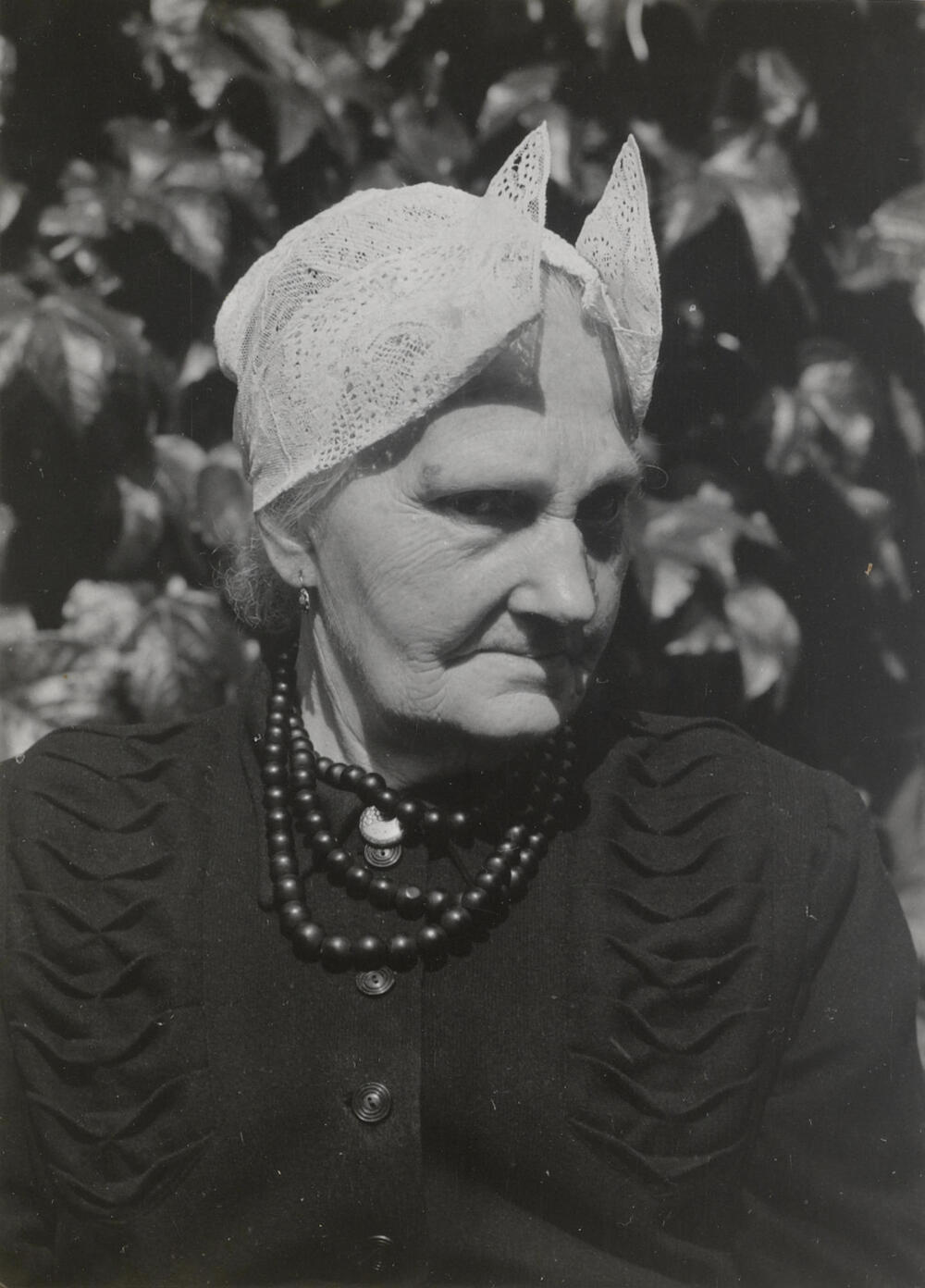 Marretje Fecken-Calis in streekdracht uit Eemnes, 1952