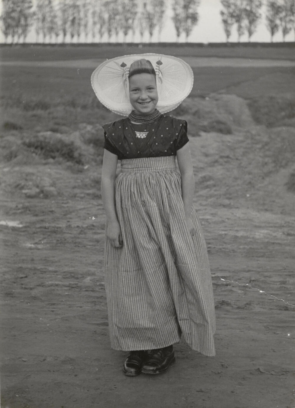 Klazina van Belzen in Arnemuider dracht, 1950