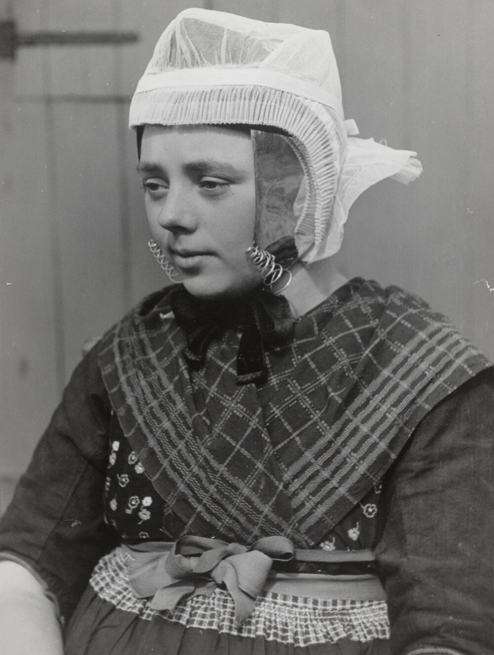 Beertje Veijer in streekdracht, Rouveen, 1944