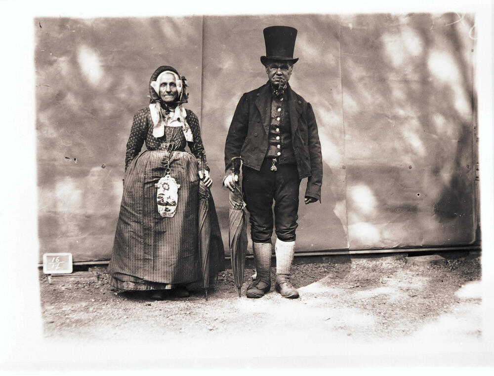 Echtpaar Koppen-Ruiter uit Blaricum in Gooise dracht, 1913