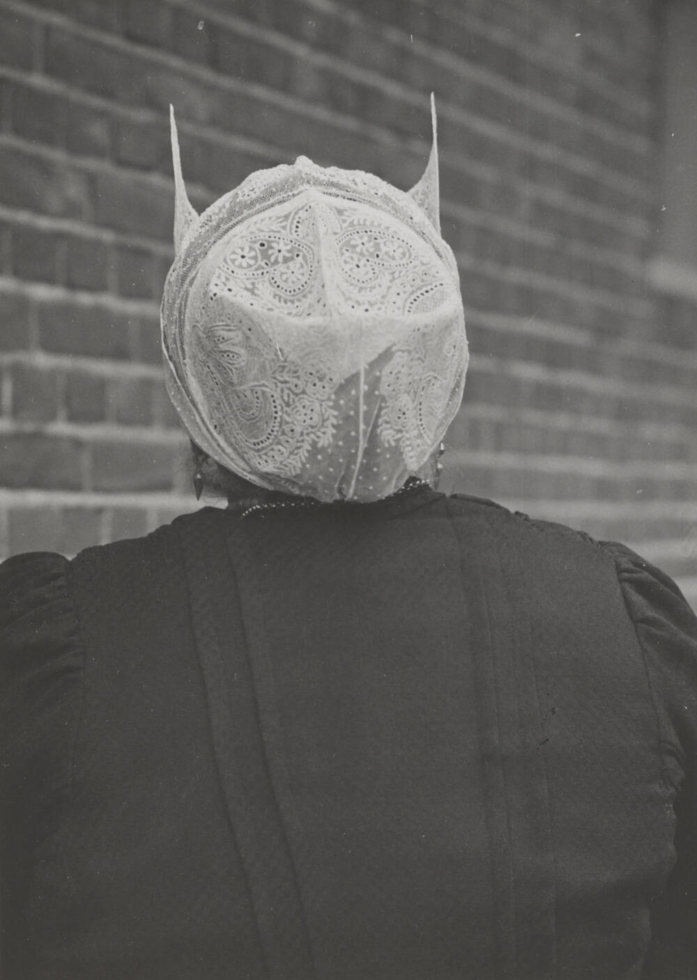 Weduwe Raven in streekdracht uit Blaricum, 1952