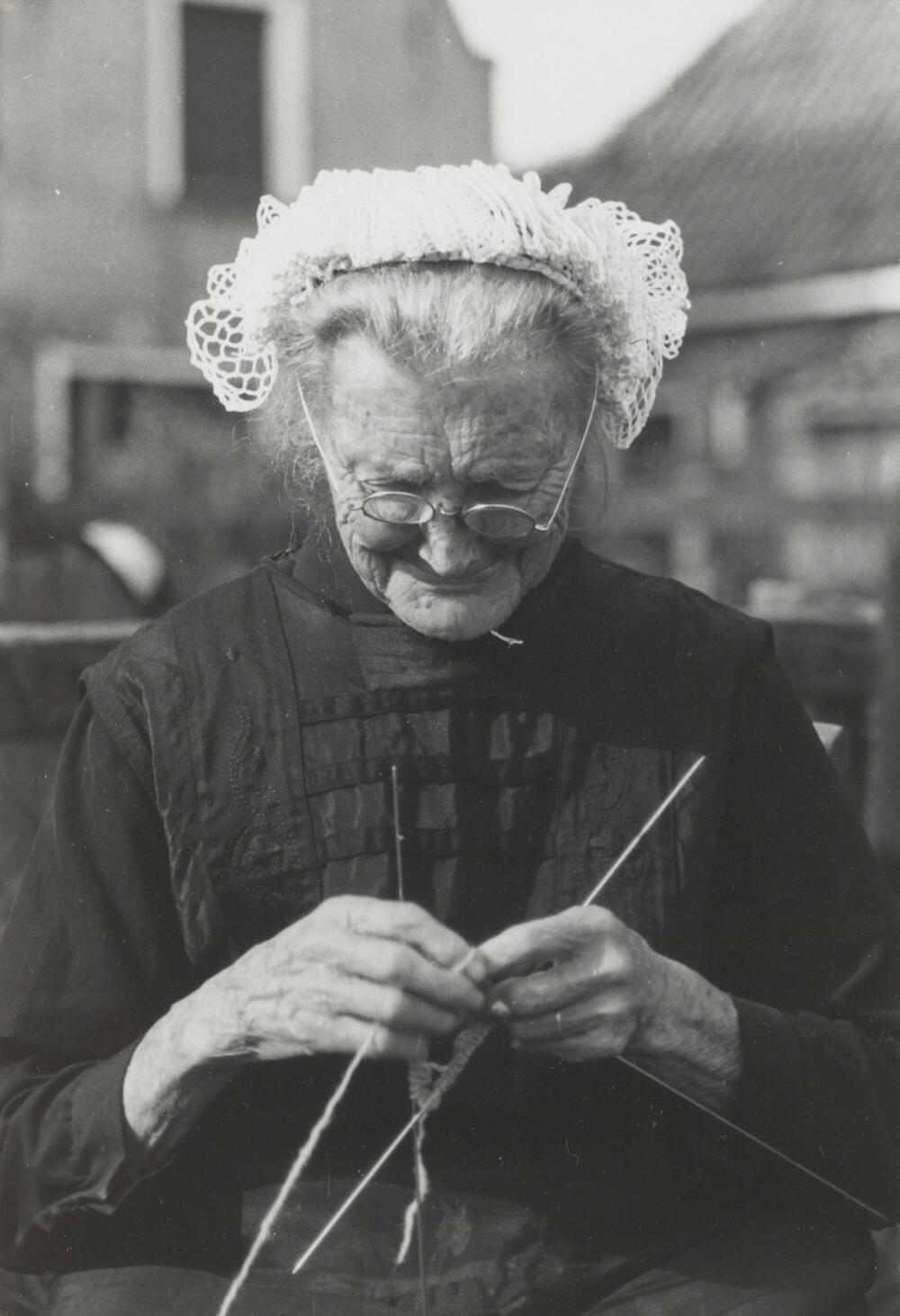 Vrouw uit Molkwerum in Friese dracht, 1944