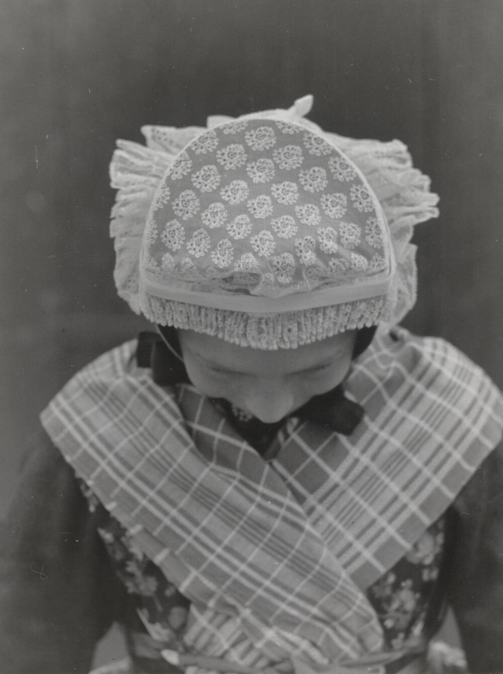 Hendrikje Hooikammer in kerkdracht, Rouveen, 1944