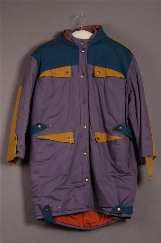 Negendelig damesensemble bestaande uit jas, rok, broek, trui, sjaal, pet, muts, paar kousen en paar…