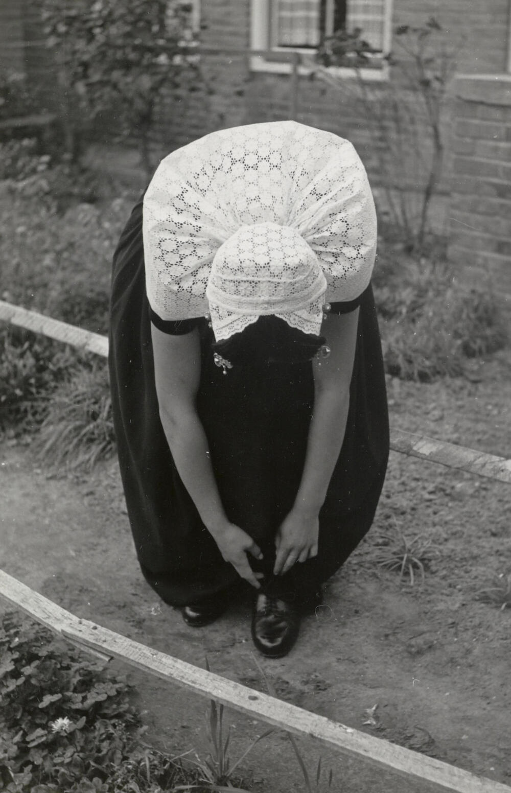 Kornelia Minderhoud uit Westkapelle in Walcherse dracht, 1950
