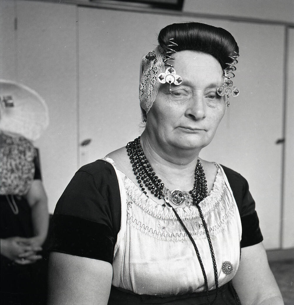 Mevrouw Dekker uit Middelburg in Walcherse dracht, 1957