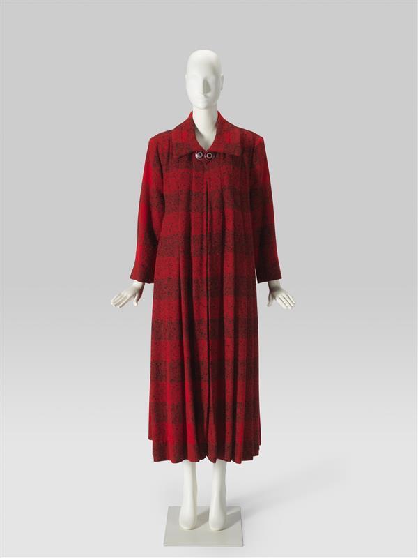 Ensemble, rood/zwart geruit chanel-tweed, lange mantel en sjaal, hierbij een kokerrok zwarte stof…