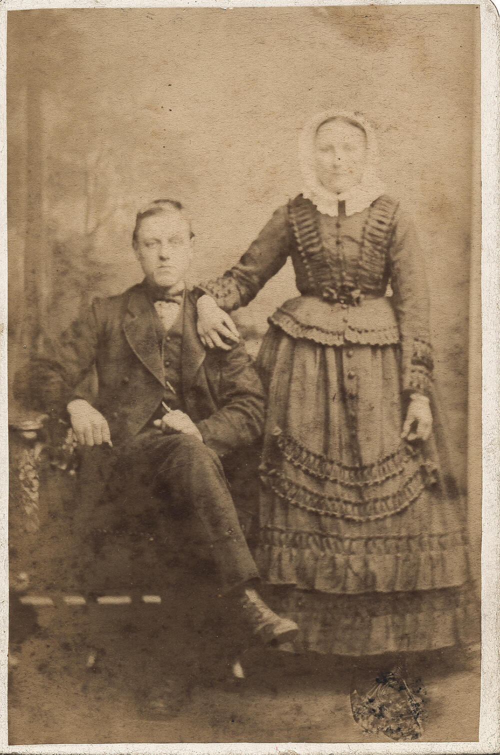 Echtpaar in streekdracht uit de Alblasserwaard, circa 1882