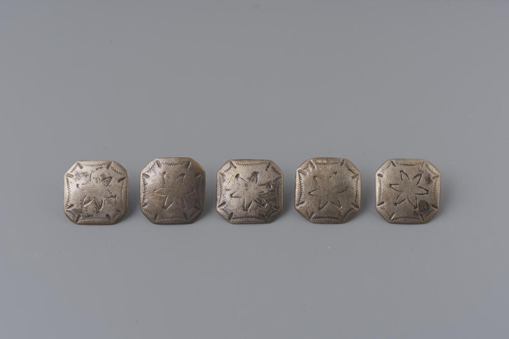Vijf zilveren knopen met bloemmotief, Bunschoten, 1814–1906