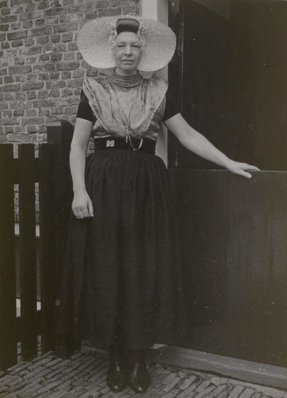 Elizabeth Baas in Nieuwlandse dracht, 1950