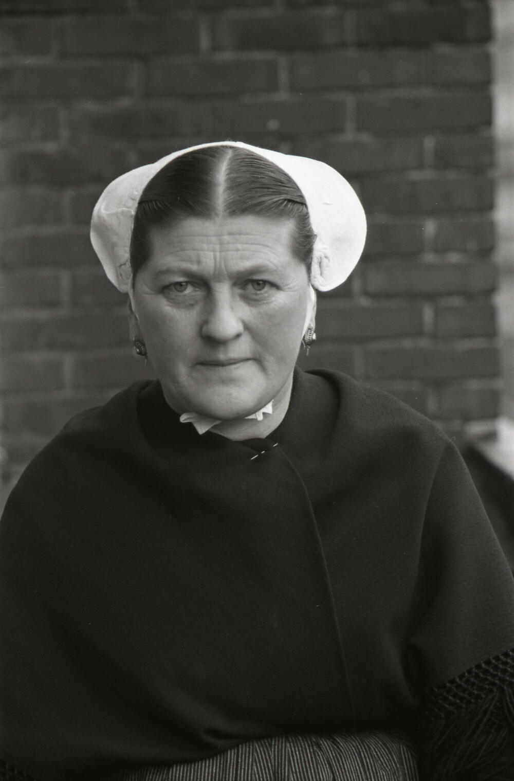Vrouw in Scheveningse dracht, 1951