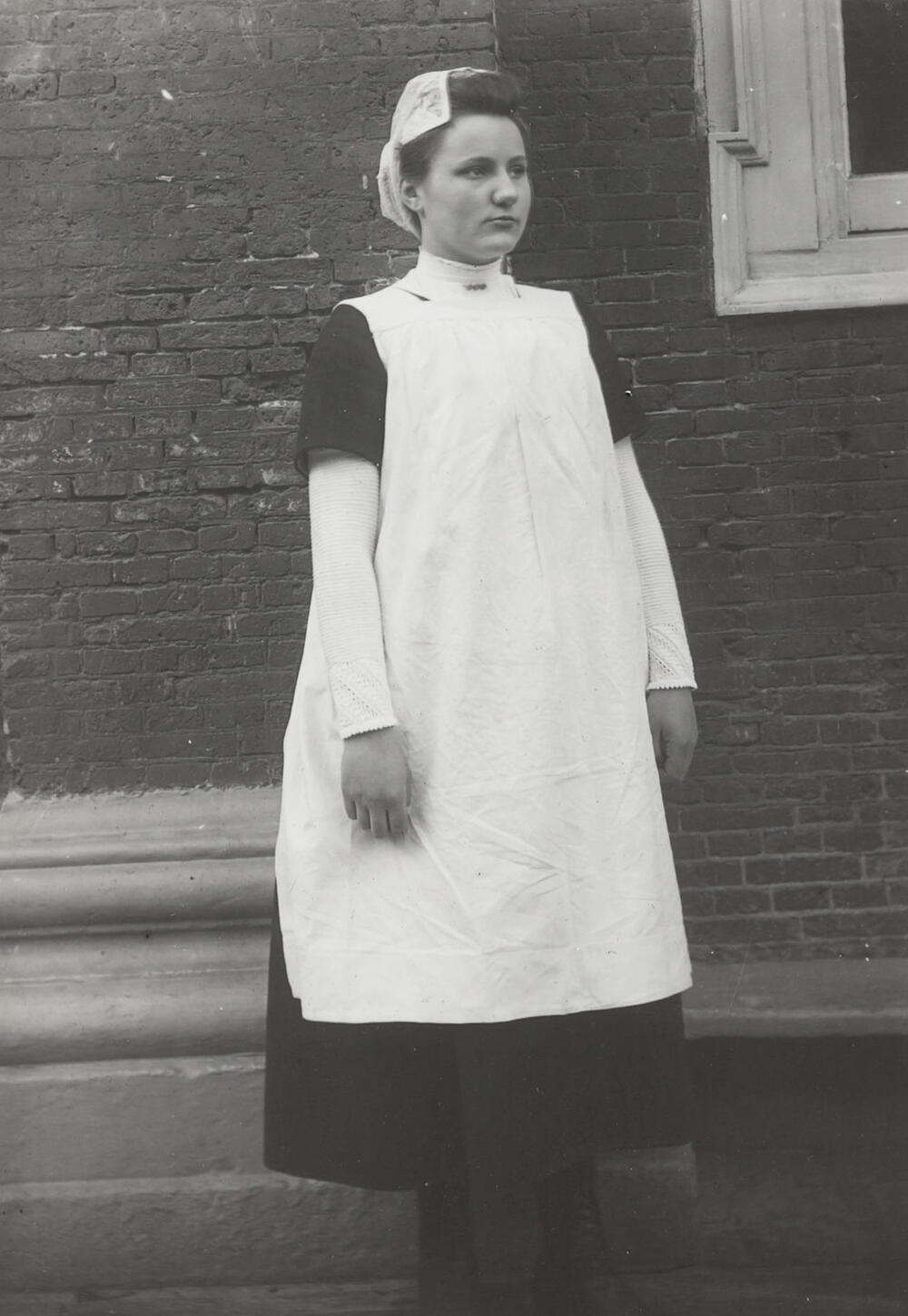 Weesmeisje uit het Burgerweeshuis in Amsterdam, circa 1910