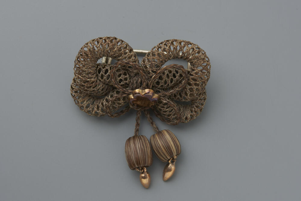 Broche van haarwerk, Noord-Holland