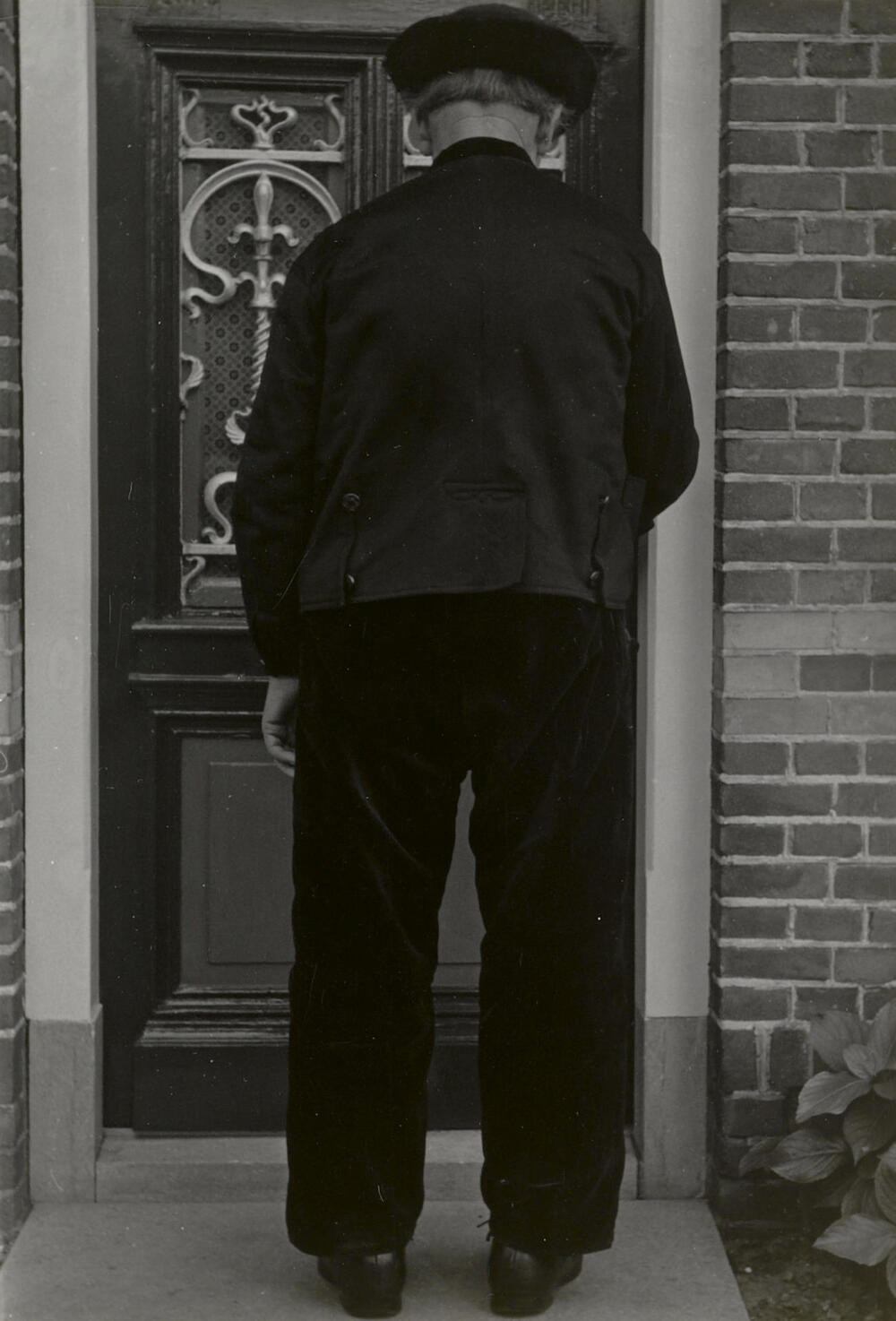 Klaas Remijn uit 's-Heerenhoek in katholieke Zuid-Bevelandse dracht, 1950