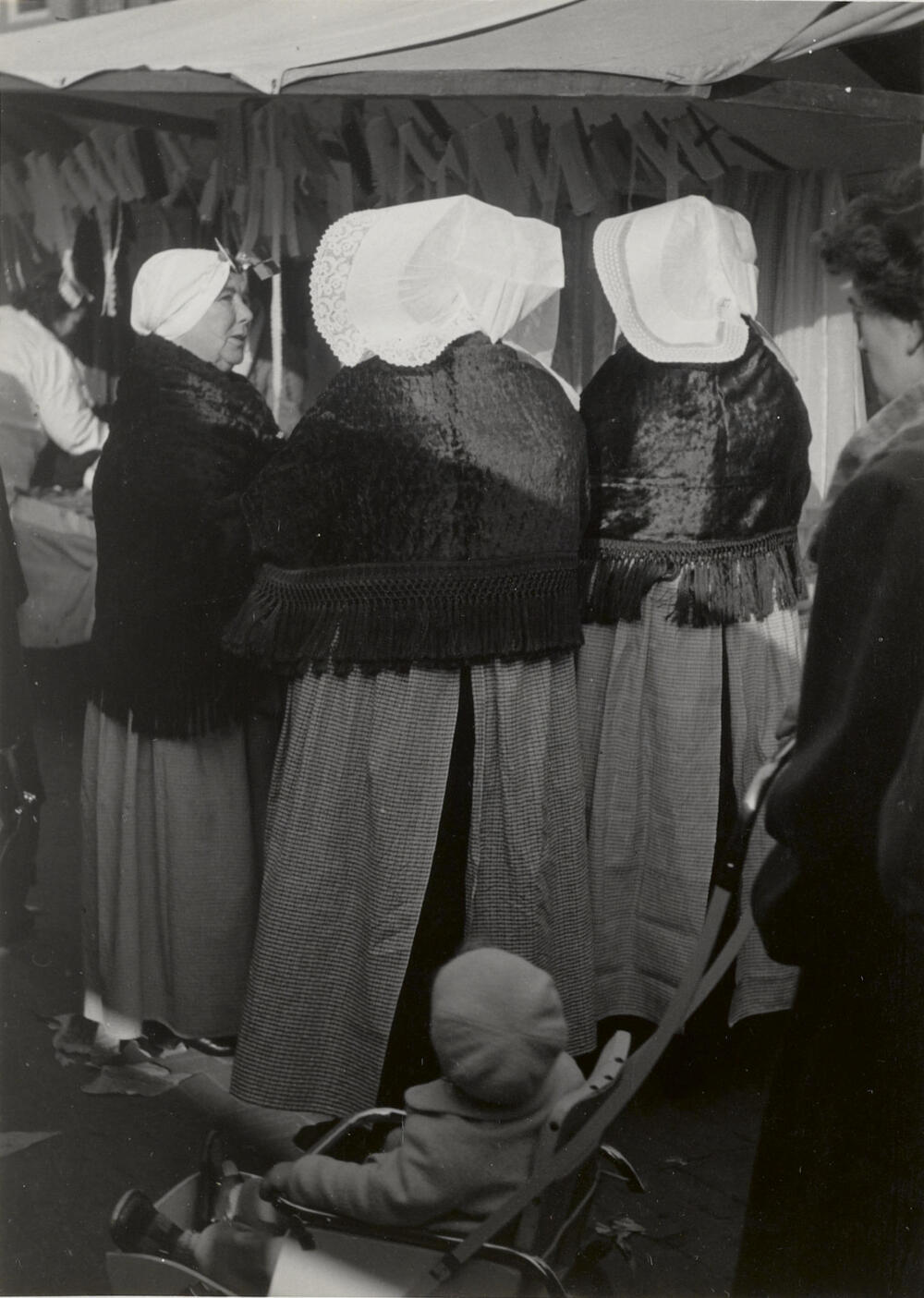 Vrouwen in Zuid-Bevelandse dracht, Goes, 1950