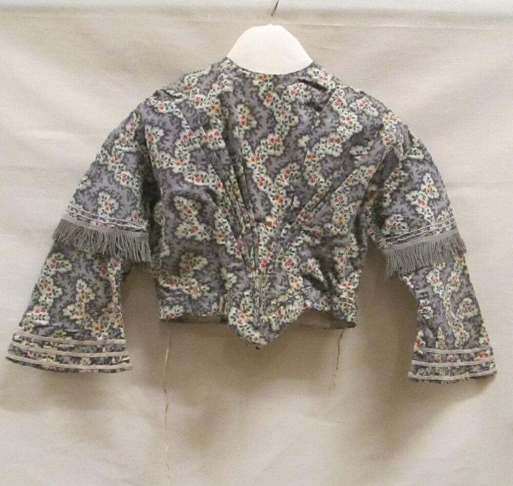 Japon, driedelig, van grijze wol met bloemdessin, bestaande uit jak/lijfje, cape en rok