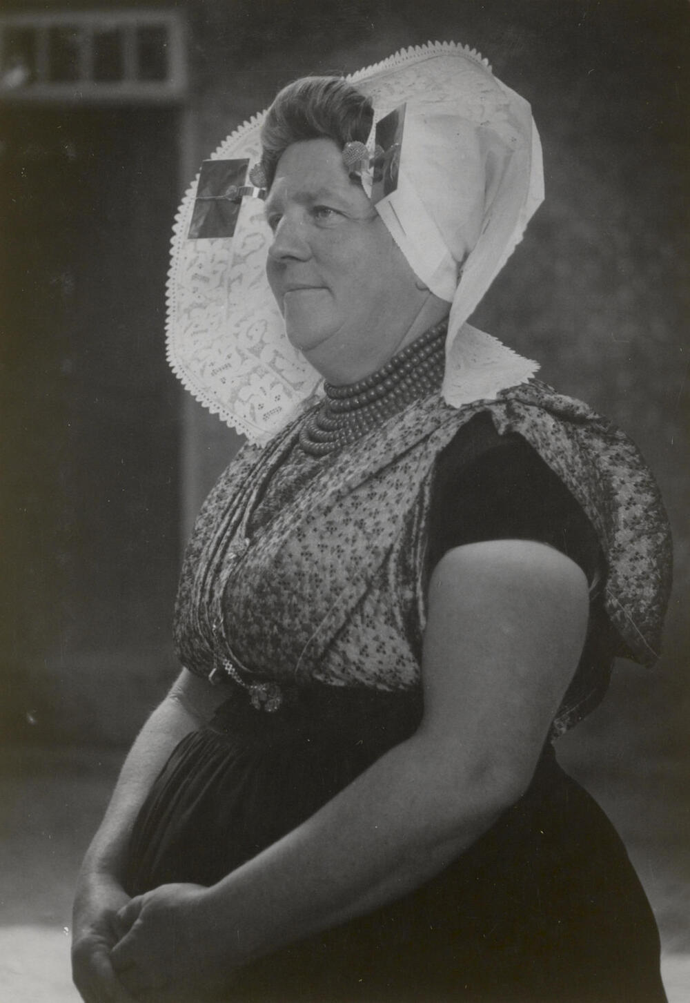 Vrouw in protestantse Zuid-Bevelandse streekdracht, 1949
