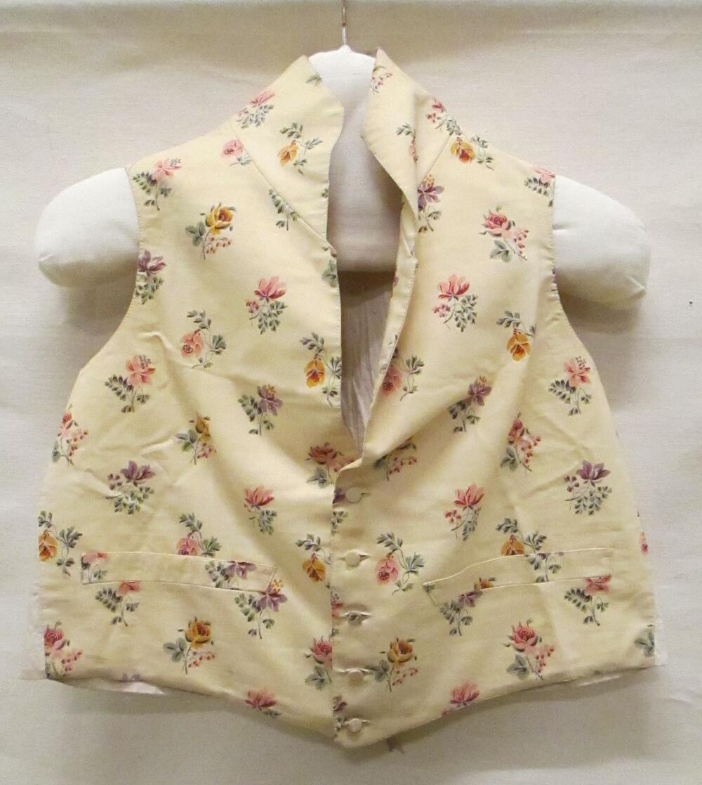 Vest (man) van gele zijde met garnering van strooimotiefje met veelkleurige boeketten, achterpand…