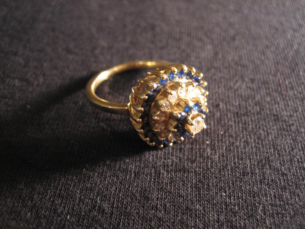 Gouden ring met dubbele entourage van diamant en synthetisch spinablauw