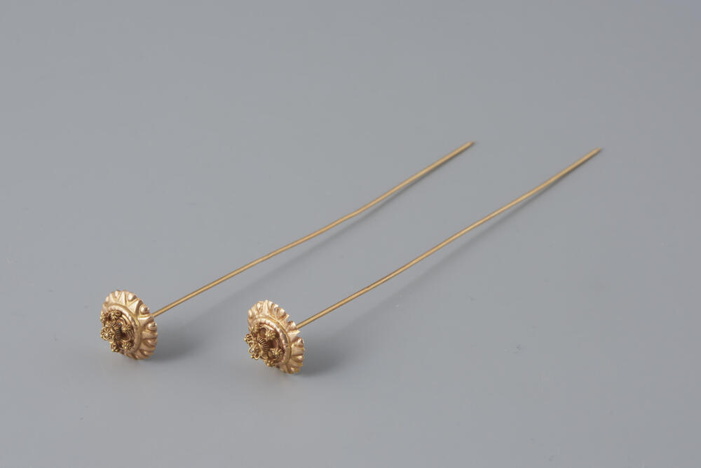 Paar gouden mutsenspelden, Friesland, 1853–1906