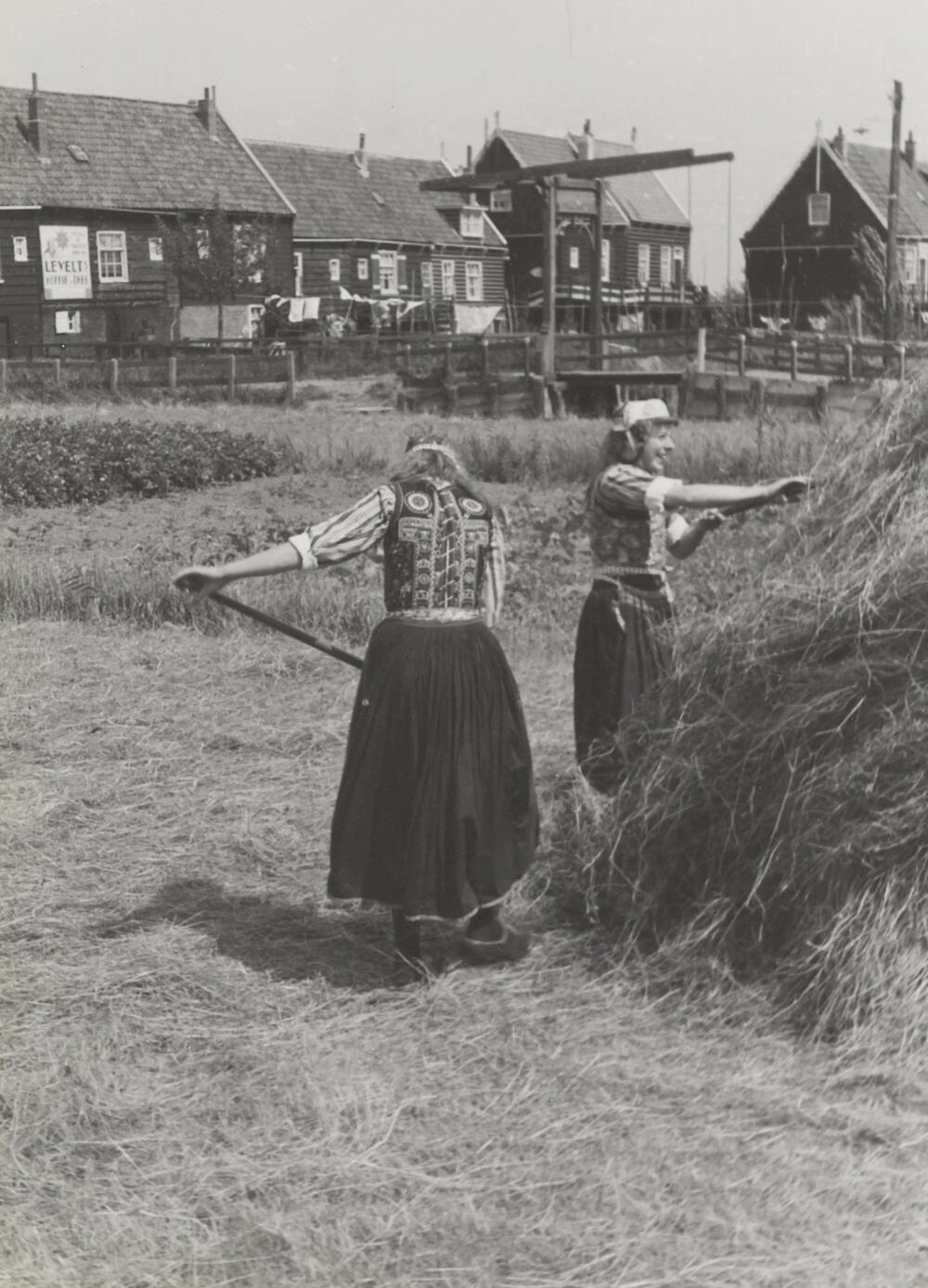 Meisjes aan het hooien, Marken, 1943