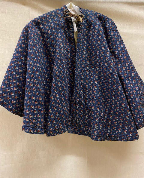 Schoudermanteltje, 'schoermantel', van korenblauw bedrukt katoen, donkerblauw met bloempje in rood,…