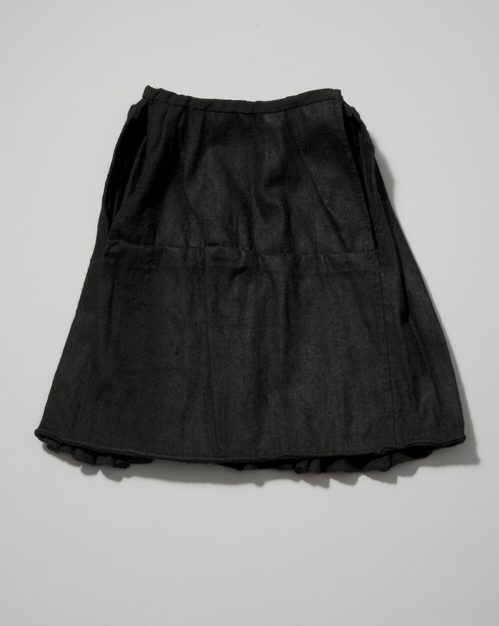 Bovenrok voor klein meisje in de zware rouw, Staphorst, 1925–1980