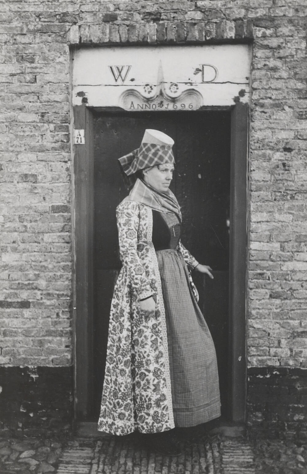 Jacomina van Elselo verkleed in Hindelooper dracht, 1943