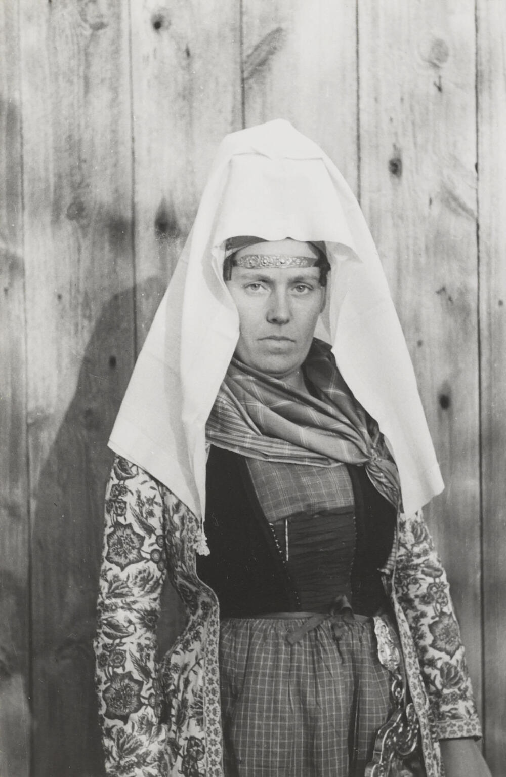 Jacomina van Elselo verkleed als bruid in Hindelooper dracht, 1943