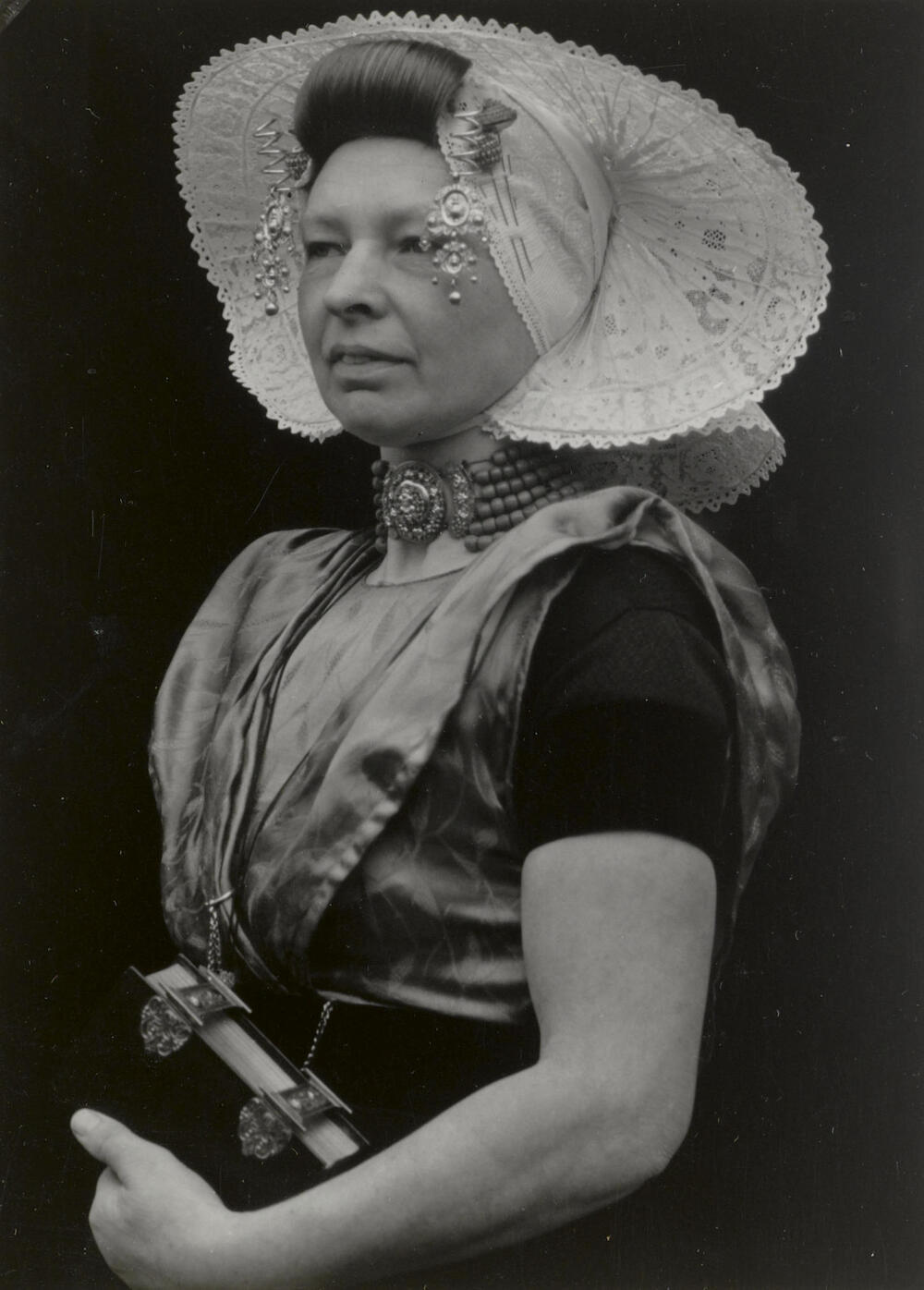 Elizabeth Baas in Nieuwlandse dracht, 1950