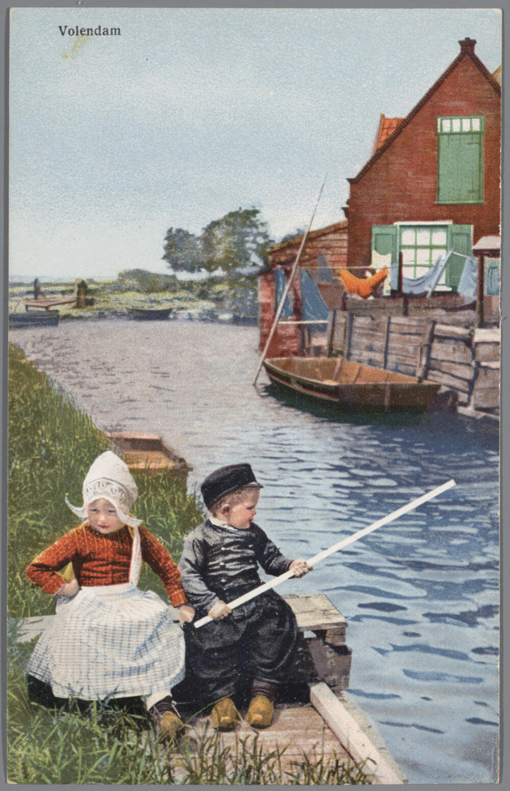 Jongen en meisje in Volendammer dracht