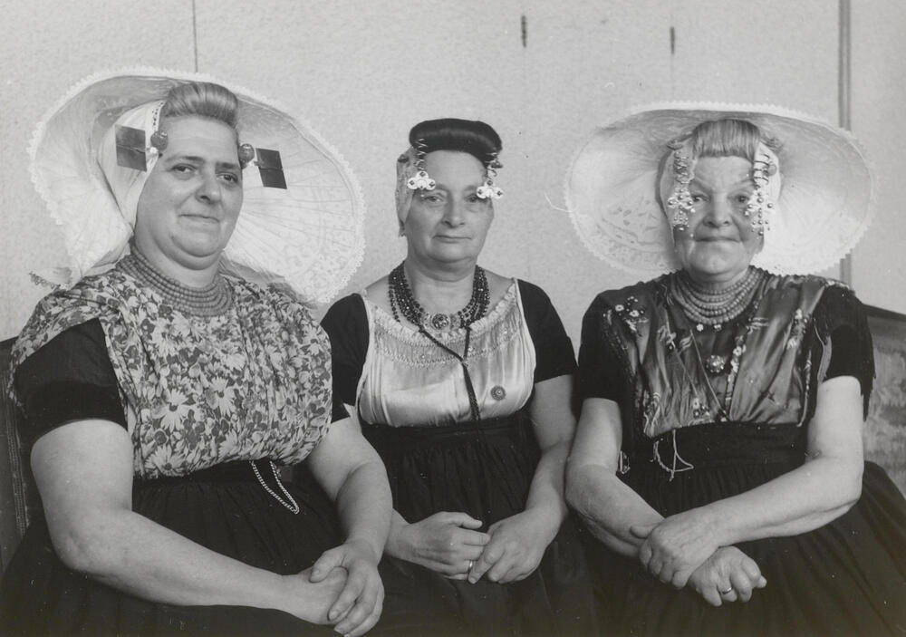 Drie vrouwen in Zeeuwse drachten, Middelburg, 1956