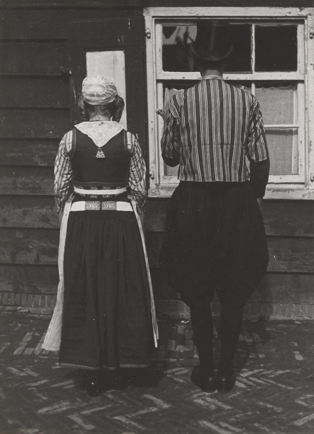 Trijntje Visser en Pieter Commandeur, verkleed als bruidspaar, Marken, 1945
