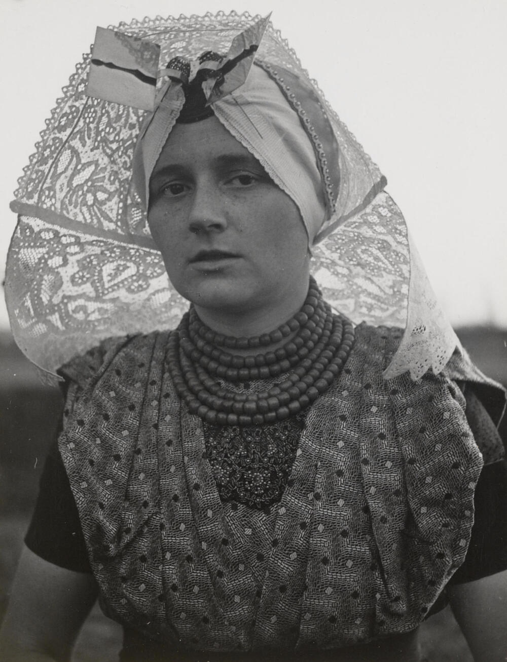 Vrouw in katholieke Zuid-Bevelandse dracht, Ovezande, 1950