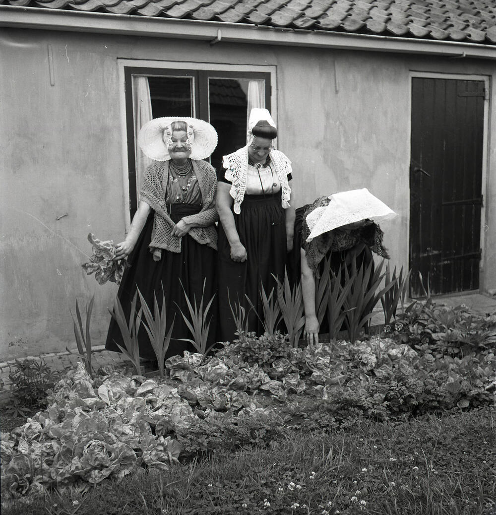 Drie vrouwen in Zeeuwse drachten, Middelburg, 1956