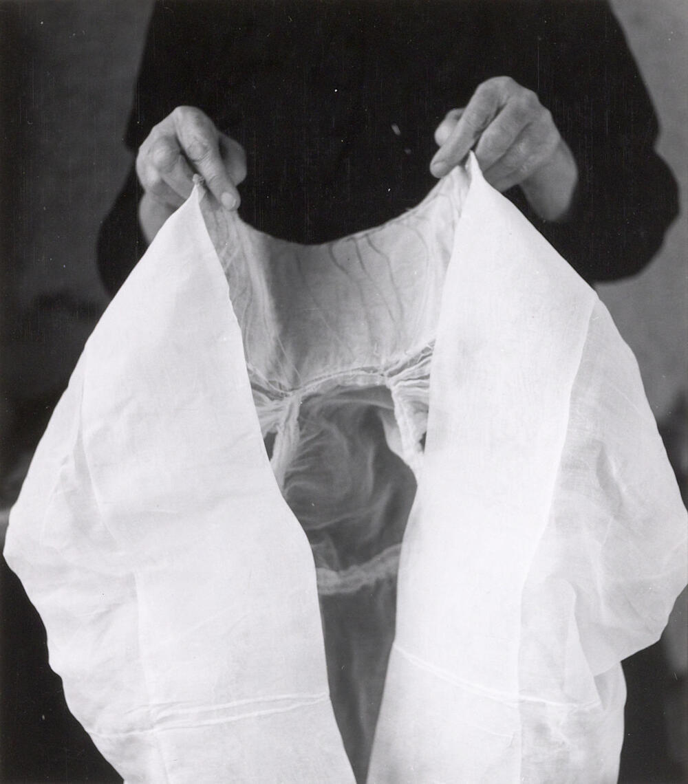 Weduwe Van Dijk uit Oud-Vossemeer in Thoolse dracht, 1955