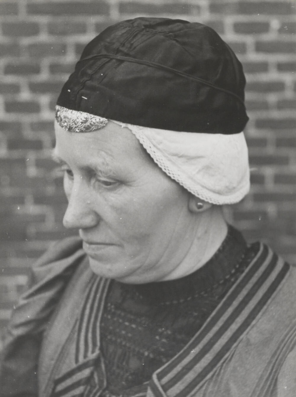 Vrouw in Drentse streekdracht, Hooghalen, 1944