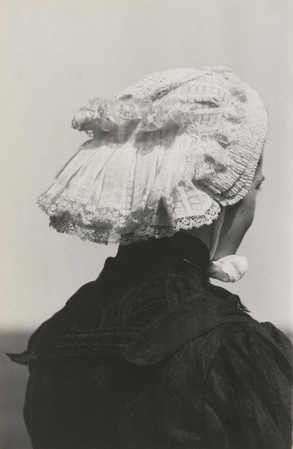 Vrouw verkleed in Drentse dracht, Oud Schoonebeek, 1946