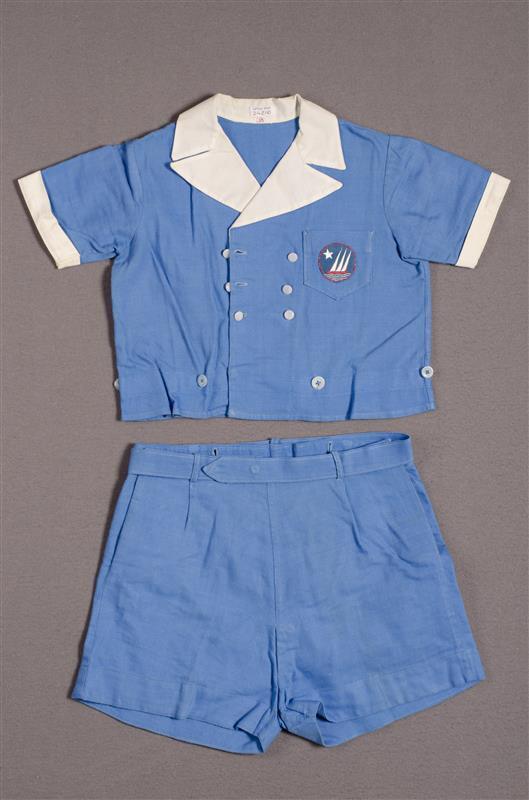Tweedelig jongensensemble bestaande uit blouse en korte broek