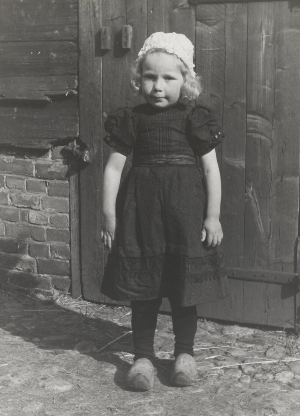 Meisje uit Hijken, verkleed in oude kinderdracht, 1944