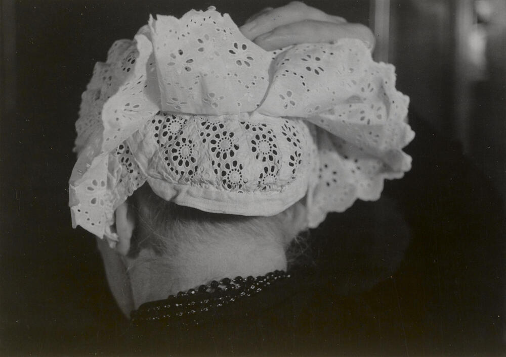 Mevrouw Keur uit Scherpenisse in Thoolse dracht, 1955