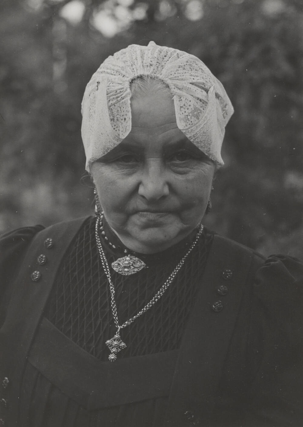 Mevrouw De Leeuw in streekdracht uit Laren, 1952