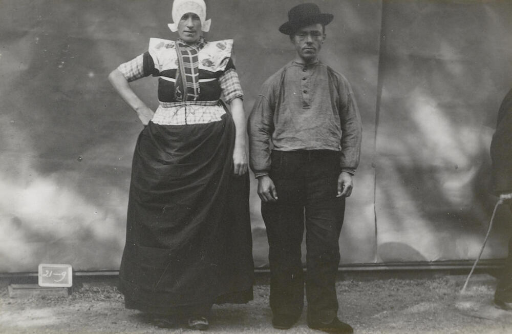 Echtpaar Koelewijn-Duijst in streekdracht, Bunschoten-Spakenburg, 1913