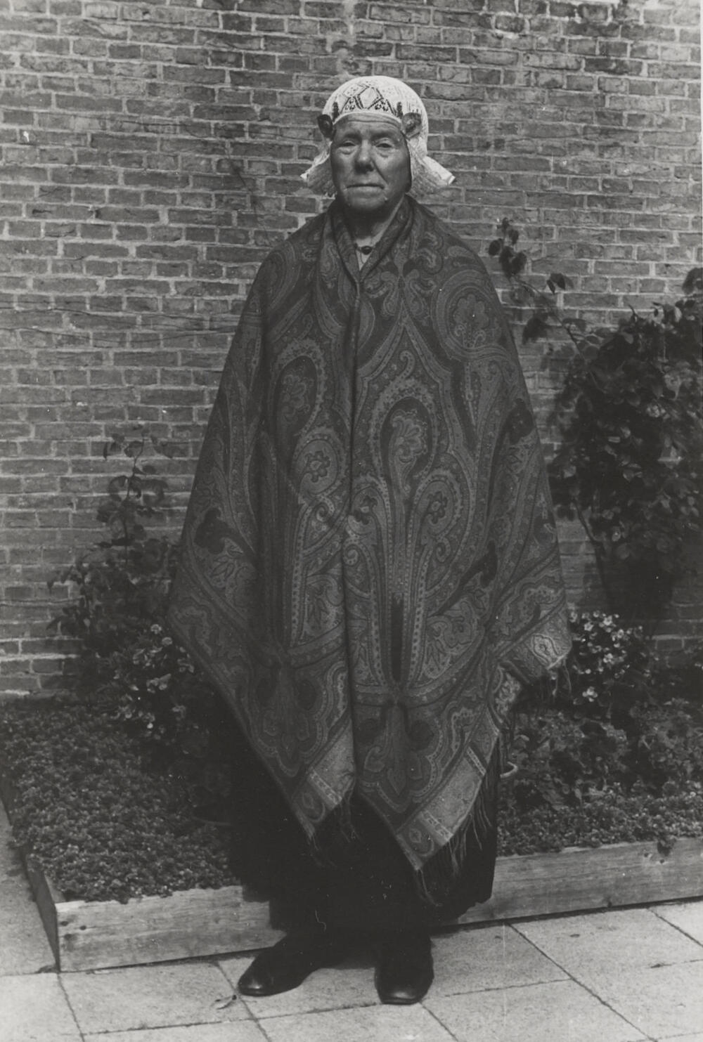 Weduwe Goslinga uit Workum in Friese dracht, 1943