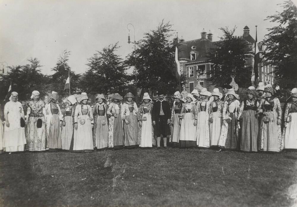Groep vrouwen en man in Hindelooper dracht, 1913