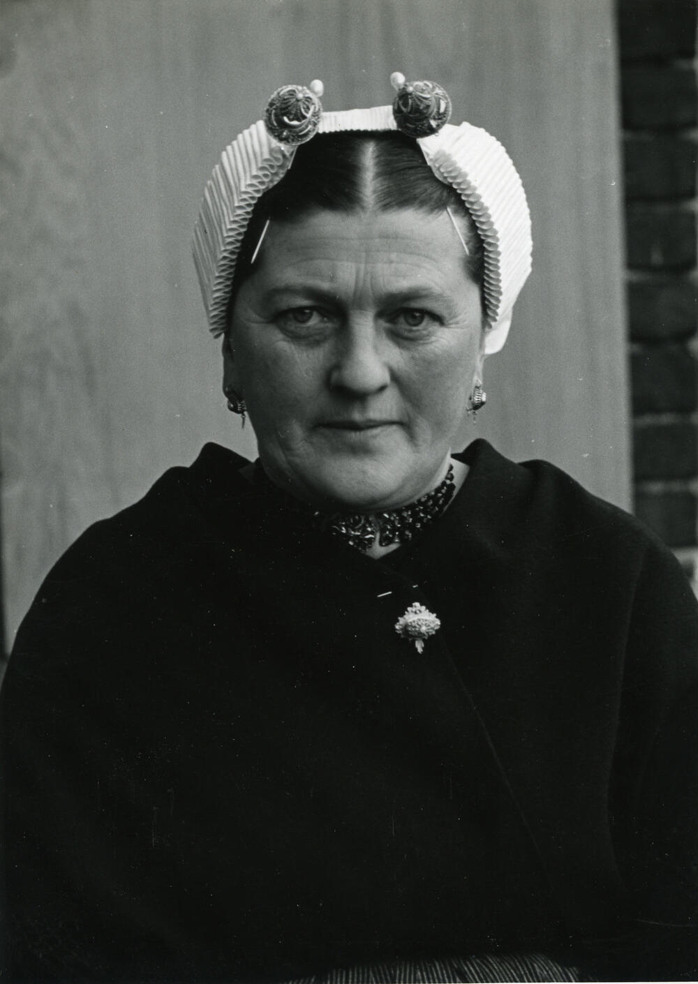 Vrouw in Scheveningse dracht, 1951