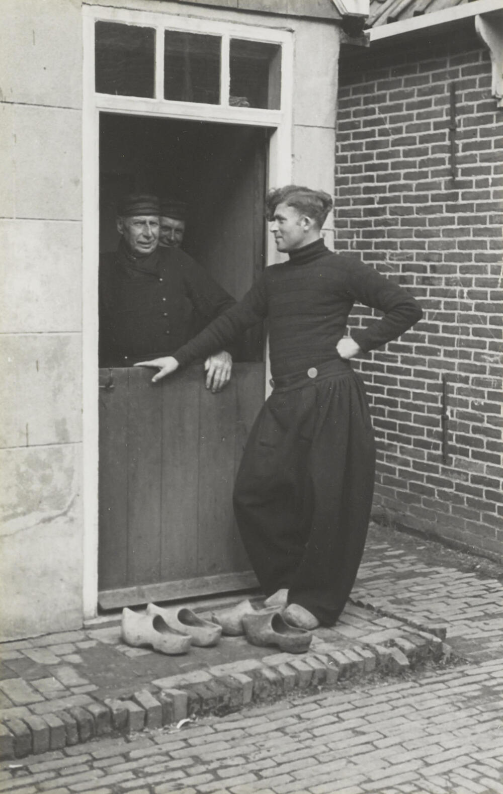 Mannen in Volendammer streekdracht, 1946
