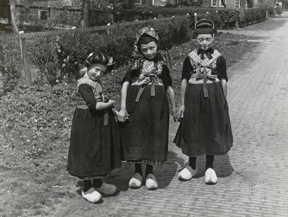 Drie zusjes in streekdracht, Rouveen, 1944