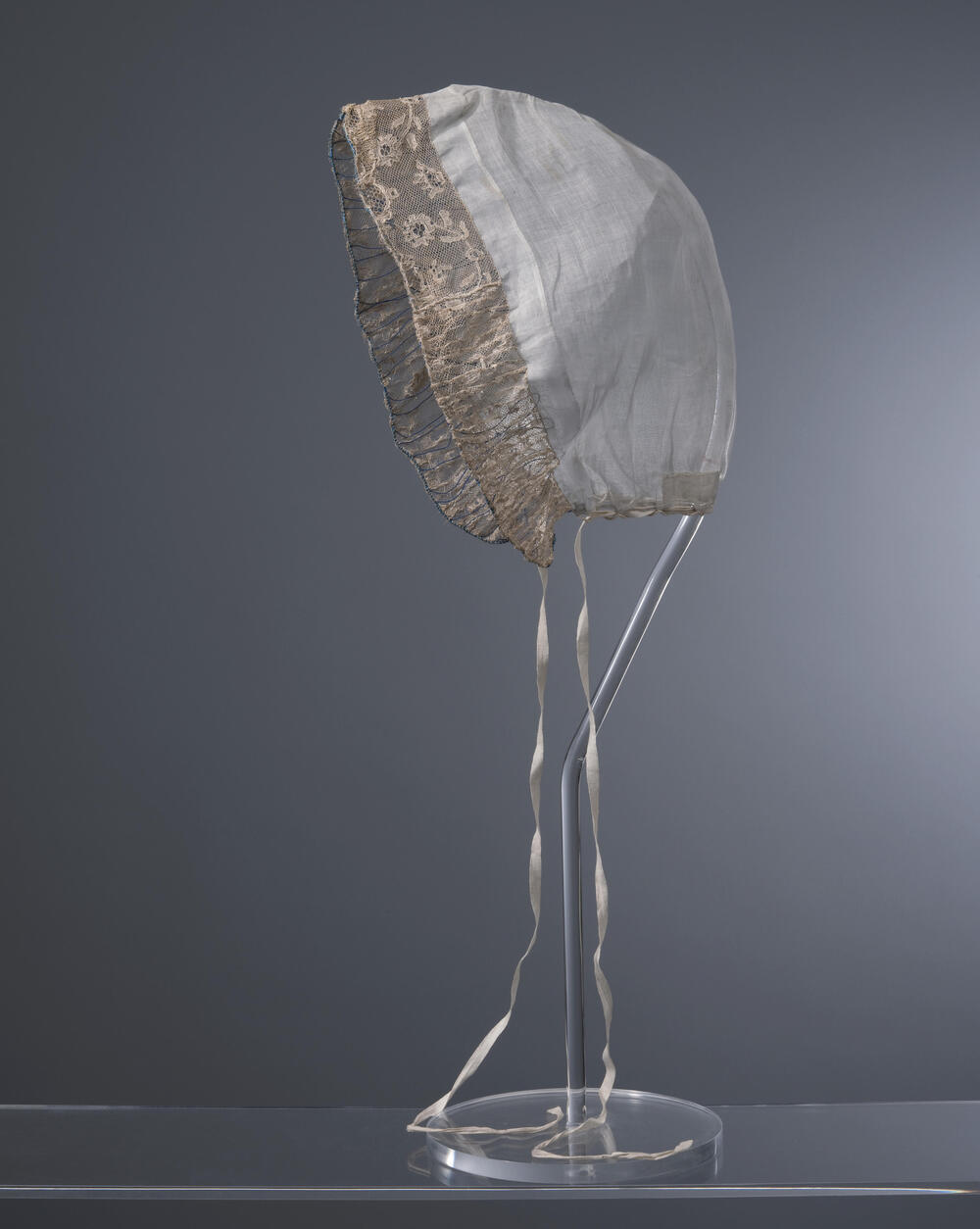 Muts van witte batist met Mechelse kant, Elburg, voor 1956