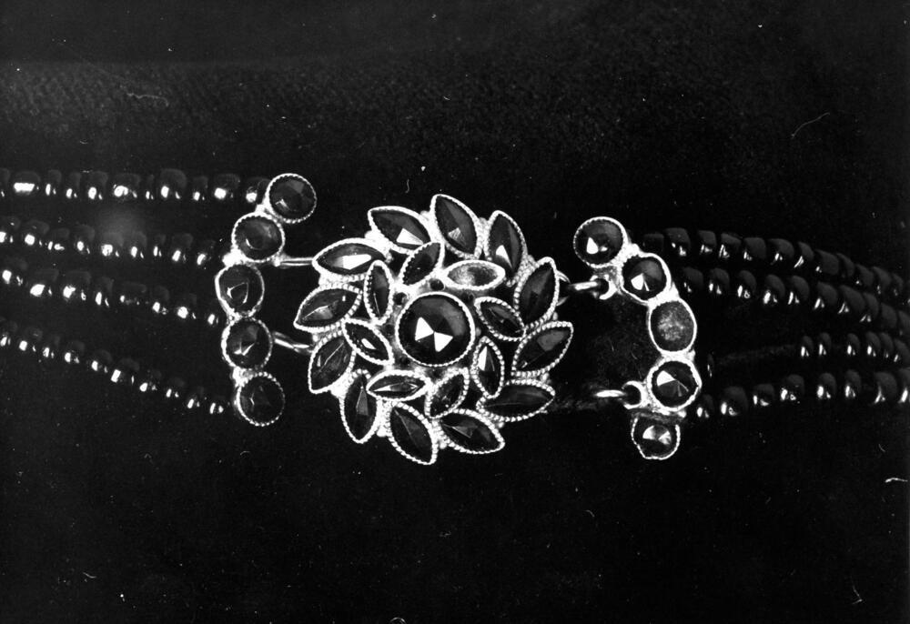 Halssnoer, gedragen op Tholen, 1955